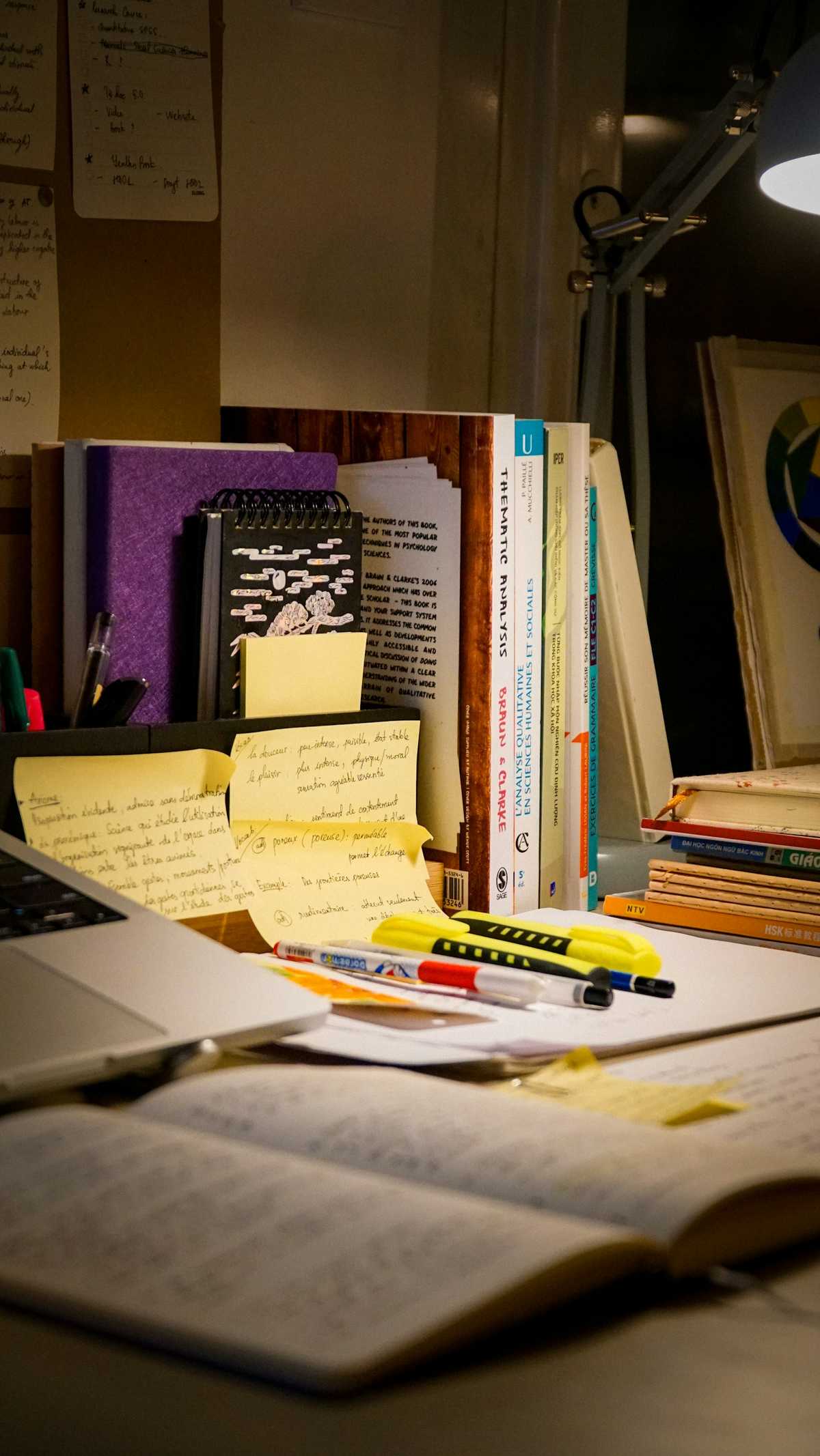 Mesa de estudo organizada: material, anotações e foco no que importa.
